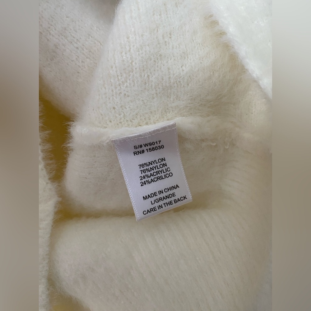 Love Tree White Twist Front Cropped Fuzzy Sweater V Neck Size L - Picture 5 of 7